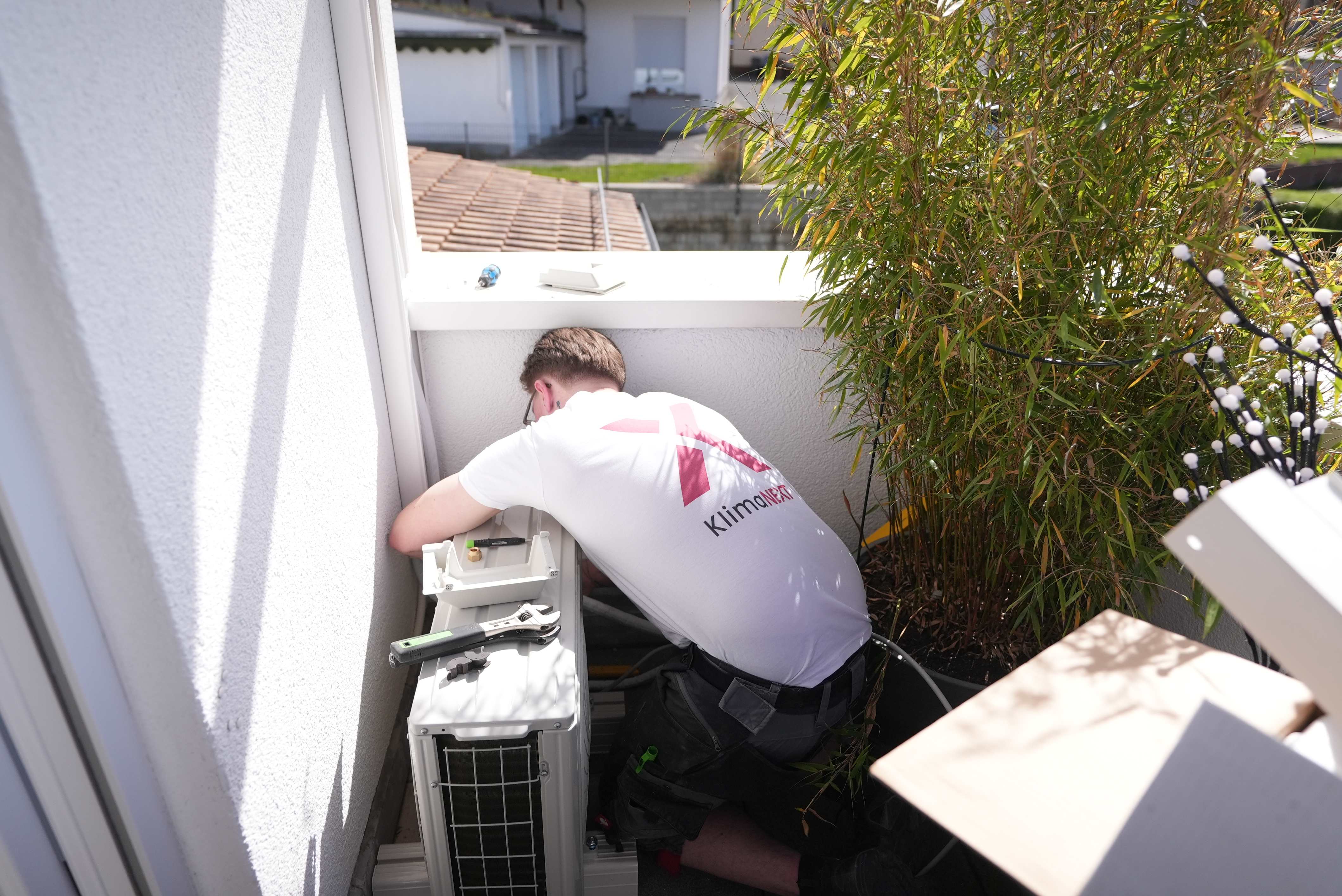 KlimaNext Techniker bei der Installation